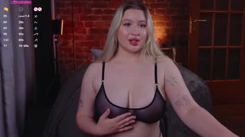 Snapshot of soulmeinme chatting on 11.04.25 soulmeinme online show from 11.04.25