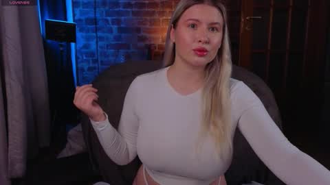 Snapshot of soulmeinme chatting on 11.12.25 soulmeinme online show from 11.12.25