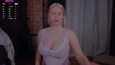 Snapshot of soulmeinme chatting on 12.16.25 soulmeinme online show from 12.16.25