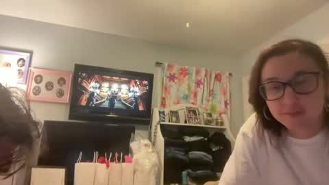 Snapshot of spacecase843 chatting on 12.08.24 TrndSettrz online show from 12.08.24