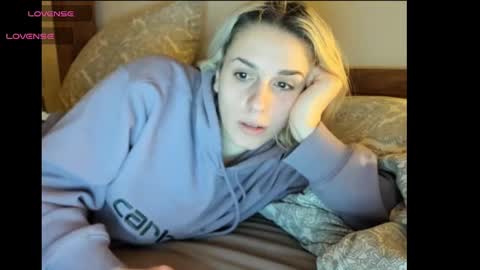 Snapshot of spacegirl42o chatting on 01.10.25 Spacegirl online show from 01.10.25