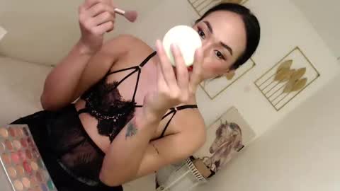 Snapshot of spicy_kinky chatting on 01.19.25 Alora online show from 01.19.25