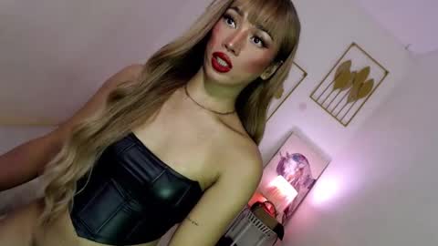 Snapshot of spicy_kinky chatting on 01.25.25 Alora online show from 01.25.25