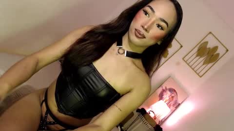 Snapshot of spicy_kinky chatting on 02.02.25 Alora online show from 02.02.25