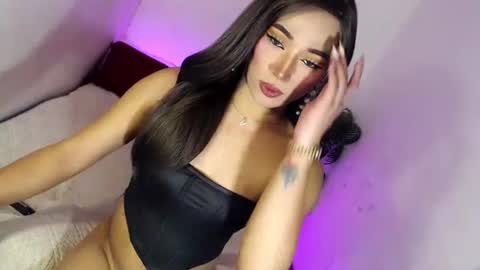 Snapshot of spicy_kinky chatting on 10.20.25 Alora online show from 10.20.25