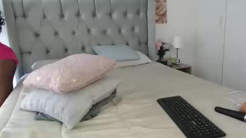 Snapshot of spicyangie chatting on 01.05.25 Im Angela  online show from 01.05.25