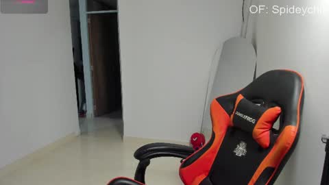 Snapshot of spideychill chatting on 06.19.26 spideychill online show from 06.19.26