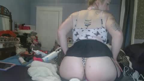 Snapshot of sporegeous chatting on 04.25.26 sporegeous online show from 04.25.26