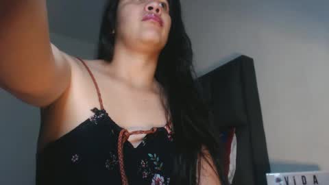 Snapshot of squirt_milk_ chatting on 01.11.25 Carolainss online show from 01.11.25