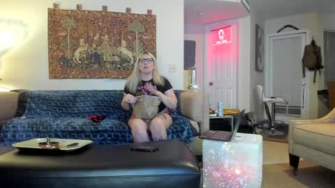 Snapshot of squirt_vip_room chatting on 12.23.24 Roxy Day  Mossimo Knight online show from 12.23.24