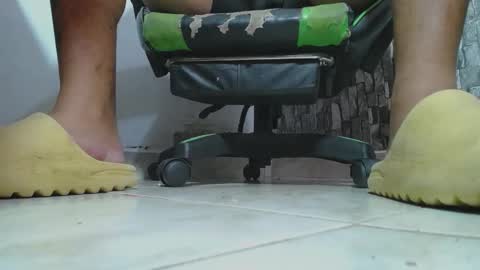Snapshot of srfindomfeet_ chatting on 03.17.26 sr master cum its my old account online show from 03.17.26