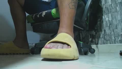 Snapshot of srfindomfeet_ chatting on 03.18.26 sr master cum its my old account online show from 03.18.26