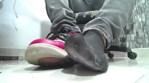 Snapshot of srfindomfeet_ chatting on 03.19.26 sr master cum its my old account online show from 03.19.26