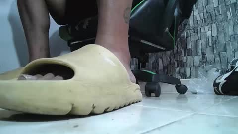 Snapshot of srfindomfeet_ chatting on 03.22.26 sr master cum its my old account online show from 03.22.26
