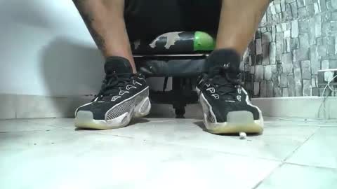 Snapshot of srfindomfeet_ chatting on 03.25.26 sr master cum its my old account online show from 03.25.26
