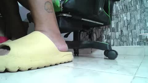 Snapshot of srfindomfeet_ chatting on 03.26.26 sr master cum its my old account online show from 03.26.26