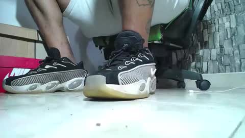 Snapshot of srfindomfeet_ chatting on 03.27.26 sr master cum its my old account online show from 03.27.26