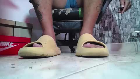 Snapshot of srfindomfeet_ chatting on 03.29.26 sr master cum its my old account online show from 03.29.26