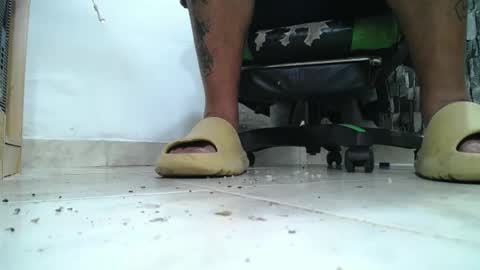 Snapshot of srfindomfeet_ chatting on 04.14.26 sr master cum its my old account online show from 04.14.26