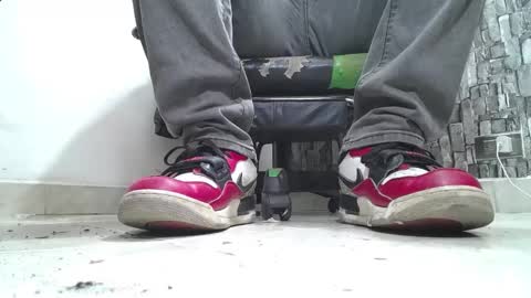 Snapshot of srfindomfeet_ chatting on 04.16.26 sr master cum its my old account online show from 04.16.26