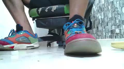 Snapshot of srfindomfeet_ chatting on 04.21.26 sr master cum its my old account online show from 04.21.26