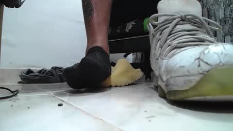 Snapshot of srfindomfeet_ chatting on 04.25.26 sr master cum its my old account online show from 04.25.26