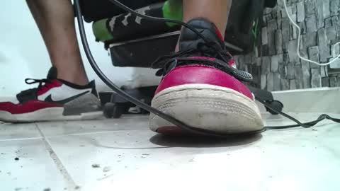 Snapshot of srfindomfeet_ chatting on 04.27.26 sr master cum its my old account online show from 04.27.26