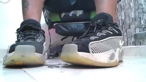 Snapshot of srfindomfeet_ chatting on 04.28.26 sr master cum its my old account online show from 04.28.26