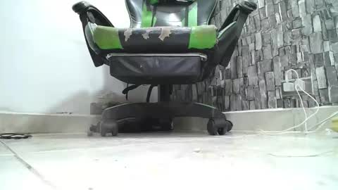 Snapshot of srfindomfeet_ chatting on 04.29.26 sr master cum its my old account online show from 04.29.26