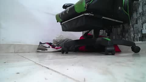 Snapshot of srfindomfeet_ chatting on 04.29.26 sr master cum its my old account online show from 04.29.26