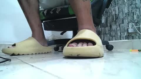 Snapshot of srfindomfeet_ chatting on 05.01.26 sr master cum its my old account online show from 05.01.26