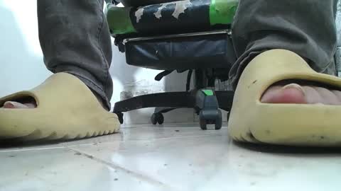 Snapshot of srfindomfeet_ chatting on 05.06.26 sr master cum its my old account online show from 05.06.26