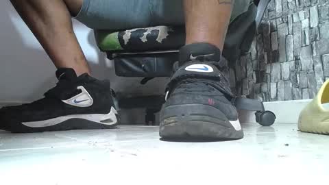 Snapshot of srfindomfeet_ chatting on 05.19.26 sr master cum its my old account online show from 05.19.26