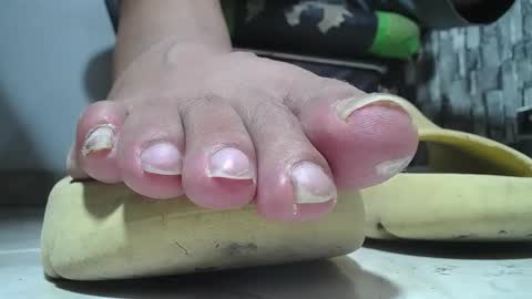 Snapshot of srfindomfeet_ chatting on 05.20.26 sr master cum its my old account online show from 05.20.26