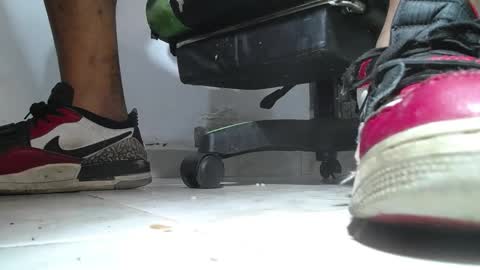 Snapshot of srfindomfeet_ chatting on 05.21.26 sr master cum its my old account online show from 05.21.26
