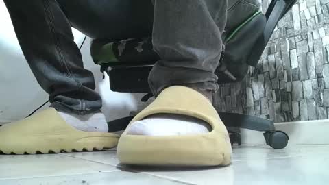 Snapshot of srfindomfeet_ chatting on 05.24.26 sr master cum its my old account online show from 05.24.26
