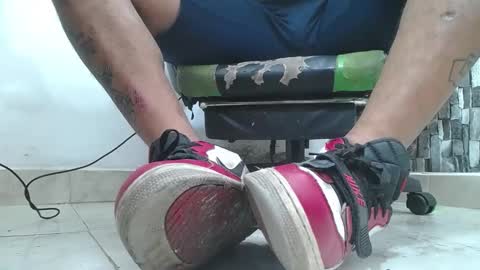 Snapshot of srfindomfeet_ chatting on 05.27.26 sr master cum its my old account online show from 05.27.26