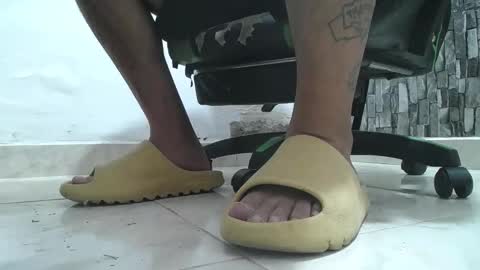 Snapshot of srfindomfeet_ chatting on 06.11.26 sr master cum its my old account online show from 06.11.26