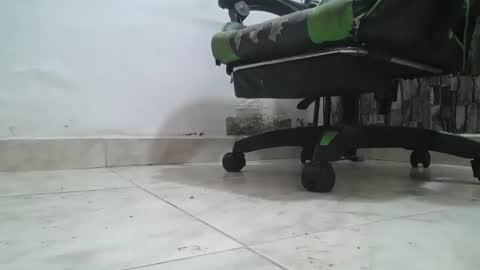 Snapshot of srfindomfeet_ chatting on 06.14.26 sr master cum its my old account online show from 06.14.26