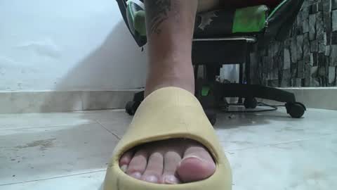 Snapshot of srfindomfeet_ chatting on 06.17.26 sr master cum its my old account online show from 06.17.26