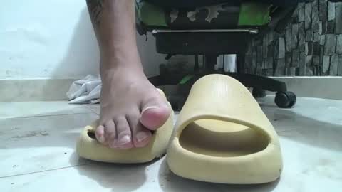 Snapshot of srfindomfeet_ chatting on 06.19.26 sr master cum its my old account online show from 06.19.26