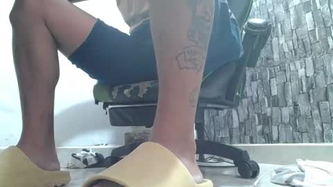 Snapshot of srfindomfeet_ chatting on 06.19.26 sr master cum its my old account online show from 06.19.26
