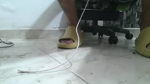 Snapshot of srfindomfeet_ chatting on 06.28.26 sr master cum its my old account online show from 06.28.26