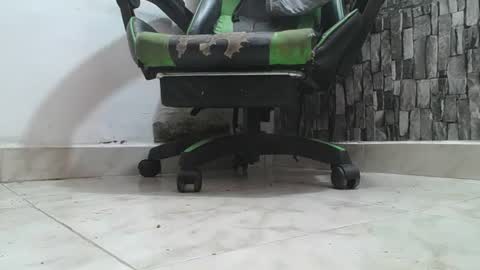 Snapshot of srfindomfeet_ chatting on 07.12.26 sr master cum its my old account online show from 07.12.26