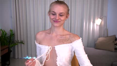 Snapshot of ssscarlett chatting on 12.17.24 Scarlett online show from 12.17.24