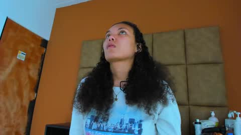 Snapshot of star_of_sea_ chatting on 02.10.25 Estrella online show from 02.10.25