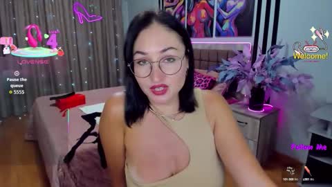 Snapshot of stefanawinter chatting on 10.04.25 StefanaWinter online show from 10.04.25