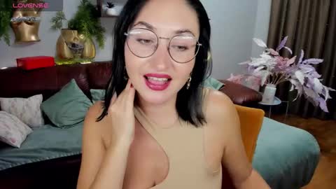 Snapshot of stefanawinter chatting on 10.14.25 StefanaWinter online show from 10.14.25
