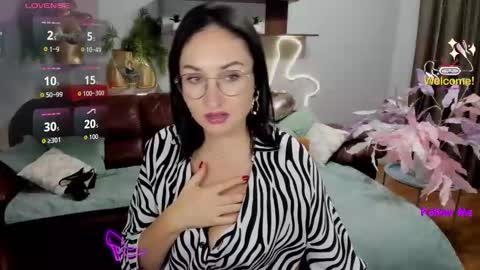 Snapshot of stefanawinter chatting on 10.21.25 StefanaWinter online show from 10.21.25