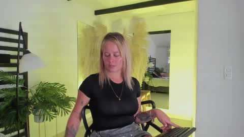 Snapshot of stefannny_ chatting on 01.10.25 Stefanny online show from 01.10.25